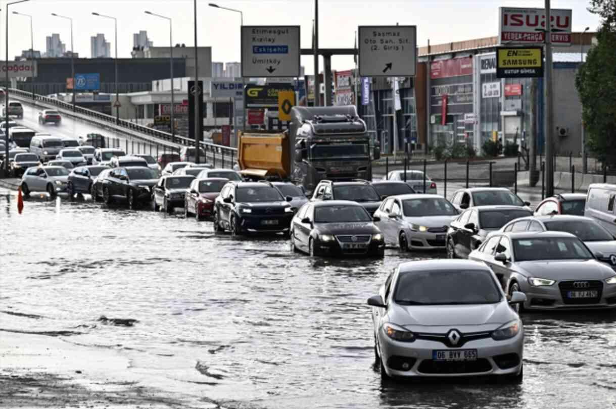 Ankaralının çilesi hep aynı! Sağanak yağış hayatı kabusa çevirdi