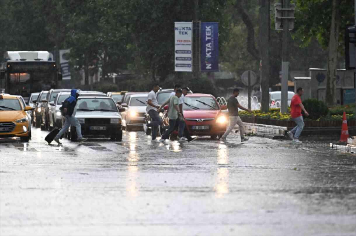 Ankaralının çilesi hep aynı! Sağanak yağış hayatı kabusa çevirdi