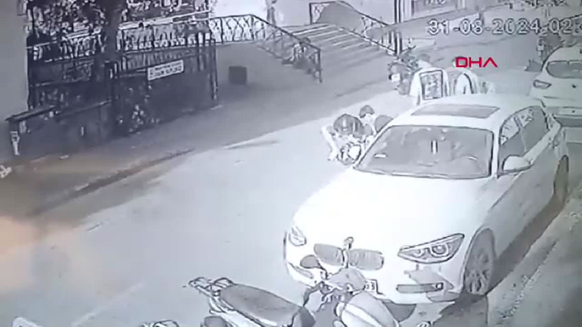 Motosikletteki kadın yolcu düştü, kask sayesinde hafif yaralandı