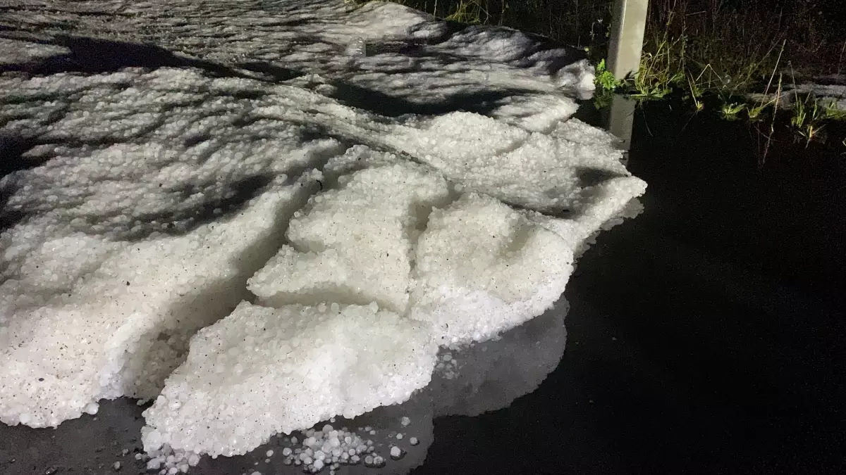 Ardahan\'da Şiddetli Dolu Ardahan-Kars Karayolunu Beyaza Bürüdü