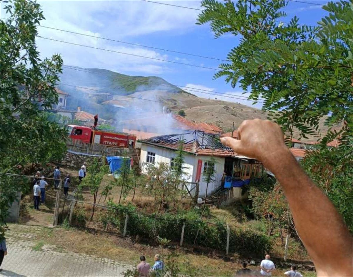Sungurlu\'da çıkan yangın itfaiye ekiplerince söndürüldü