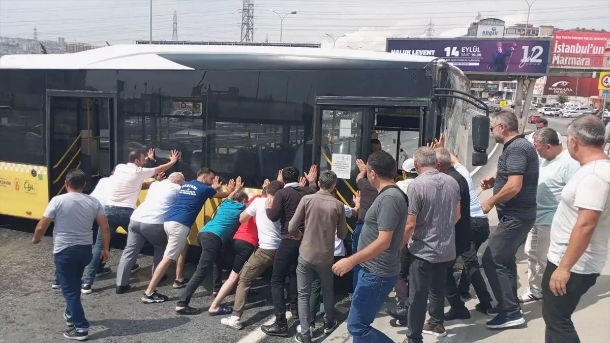 Avcılar\'da İETT otobüsü kaza yaptı, D-100 kara yolu trafiğe kapandı