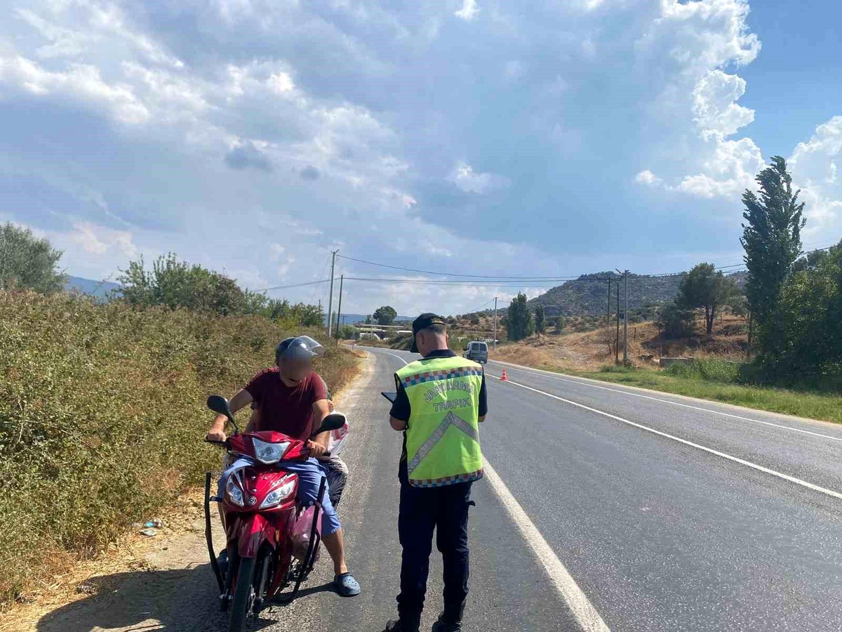 Kuşadası\'nda bisiklet ve yaya yolunu kullanan 6 motosiklet sürücüsüne 12 bin 312 TL ceza