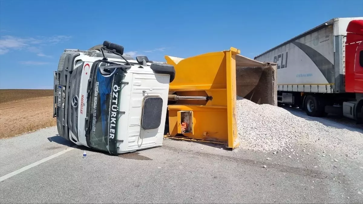 Çorum\'un Alaca ilçesinde kamyon devrildi, sürücü yaralandı