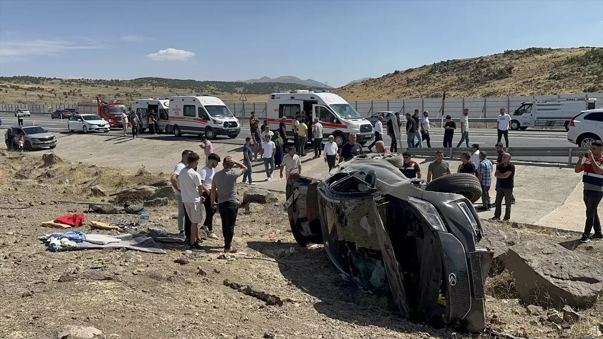 Elazığ\'ın Karakoçan ilçesinde otomobilin devrilmesi sonucu 2\'si ağır, 7 kişi yaralandı