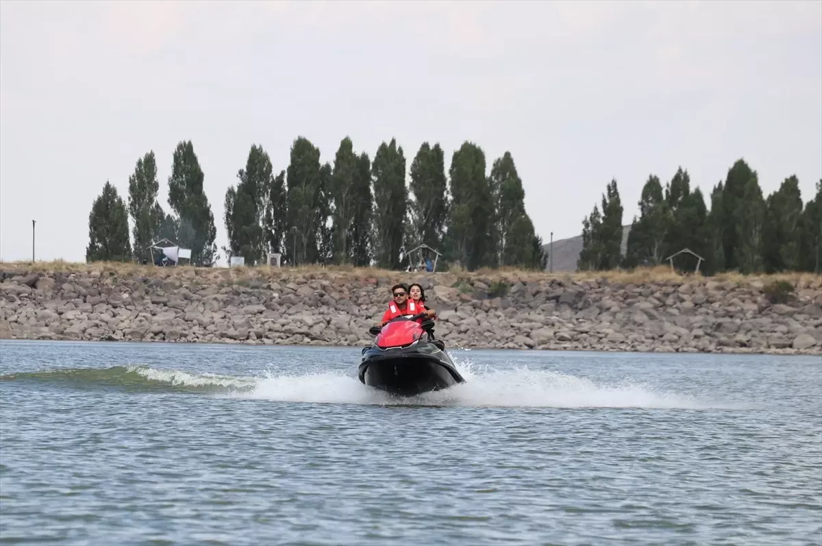 Erzurum\'da Maceraseverler Tekke Deresi Gölet\'inde Jet Ski Yapıyor