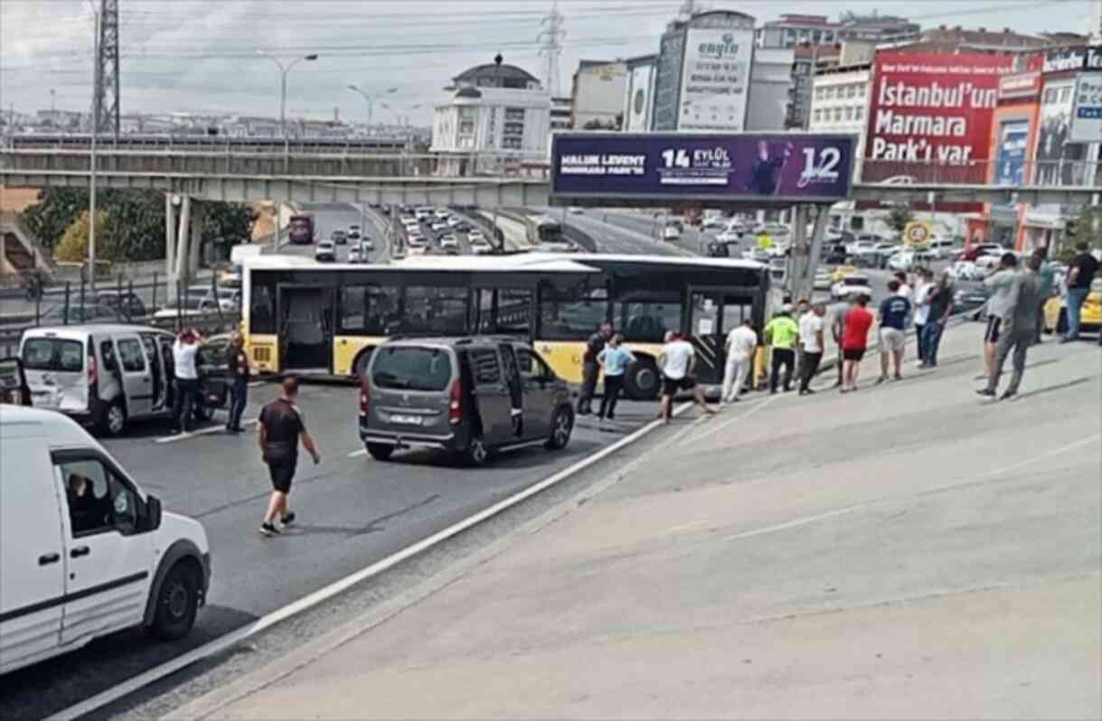 Esenyurt'ta İETT otobüsü direğe çarpıp yola savruldu! Edirne istikameti trafiğe kapandı Esenyurt'ta İETT otobüsü direğe çarpıp yola savruldu! Edirne istikameti trafiğe kapandı