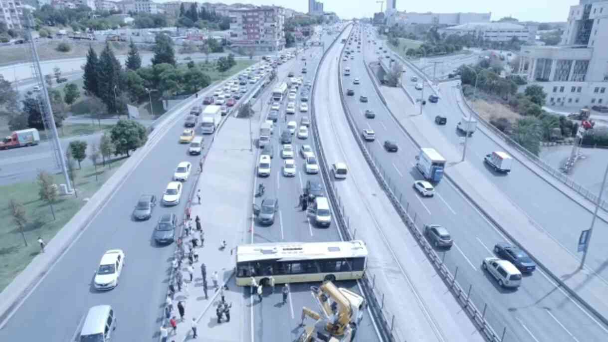 Esenyurt'ta İETT otobüsü direğe çarpıp yola savruldu! Edirne istikameti trafiğe kapandı Esenyurt'ta İETT otobüsü direğe çarpıp yola savruldu! Edirne istikameti trafiğe kapandı