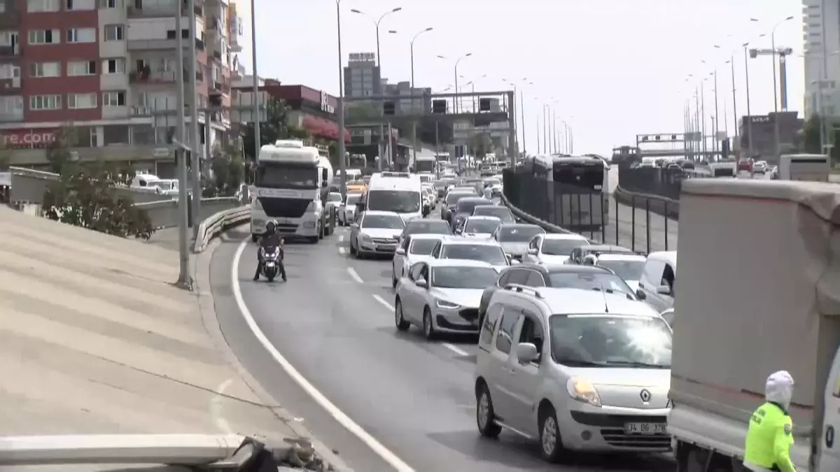 İETT Otobüsü Direğe Çarptı, D-100 Karayolu Trafiğe Kapandı