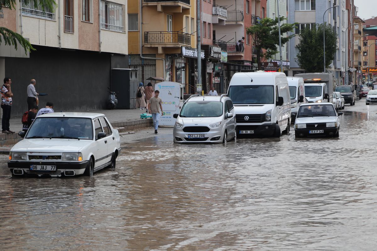Eskişehir\'de Sağanak Yağış Trafiği Olumsuz Etkiledi