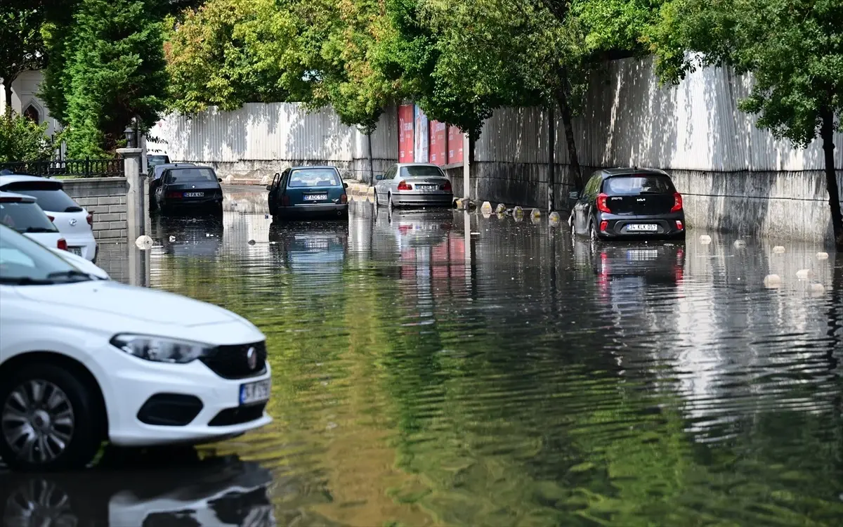 İstanbul\'da Kuvvetli Yağış Nedeniyle Ulaşımda Aksaklık