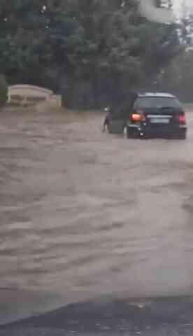 İstanbullunun yağmur sınavı! Yollar göle döndü, sürücüler ilerleyemedi