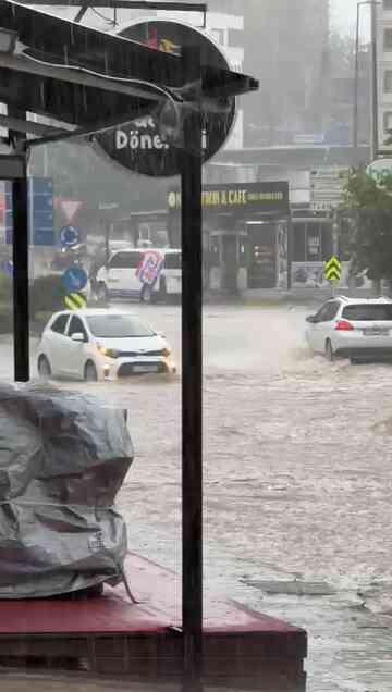 İstanbullunun yağmur sınavı! Yollar göle döndü, sürücüler ilerleyemedi