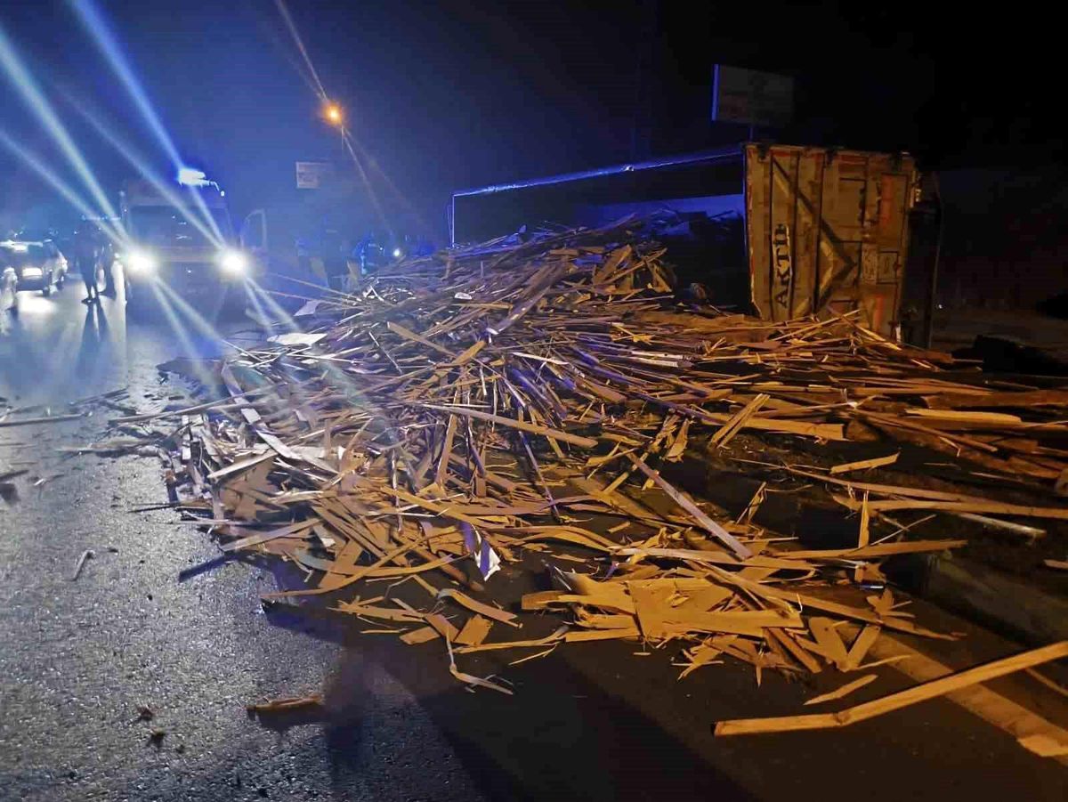 Zonguldak\'ta odun yüklü kamyon devrildi, sürücü yaralandı