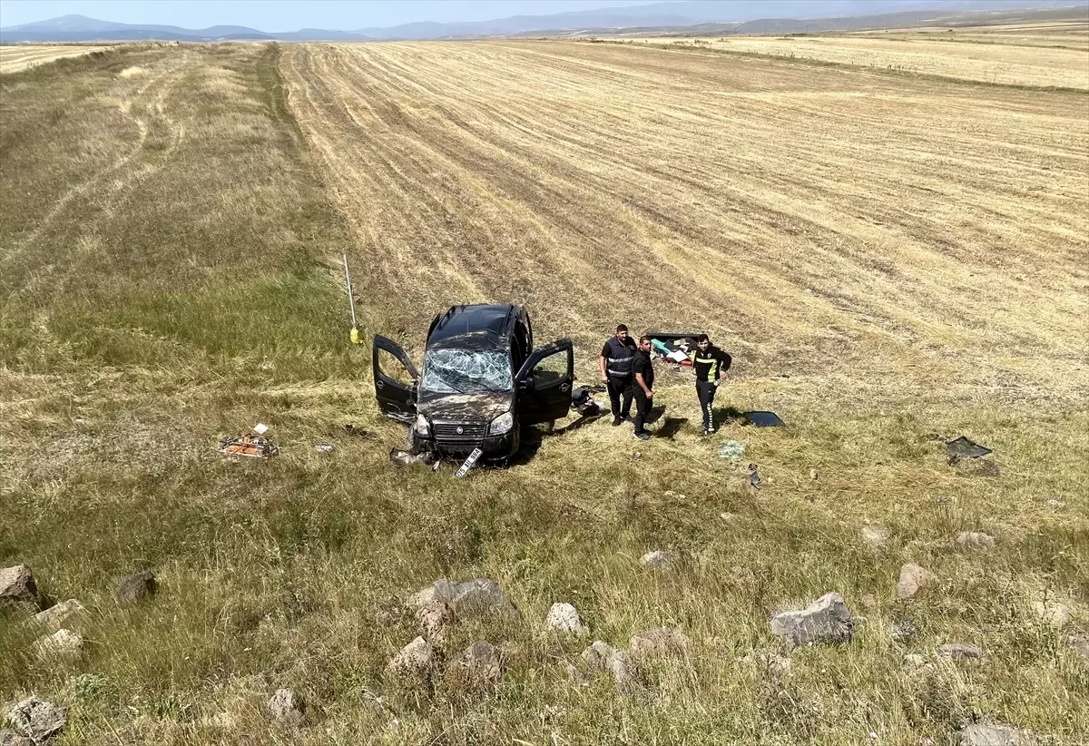 Kars\'ın Sarıkamış ilçesinde hafif ticari araç devrildi, 2 kişi yaralandı