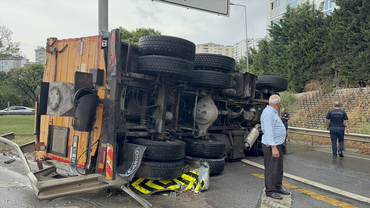 Kartal\'da yağış nedeniyle kayganlaşan yolda asfalt yüklü kamyon devrildi