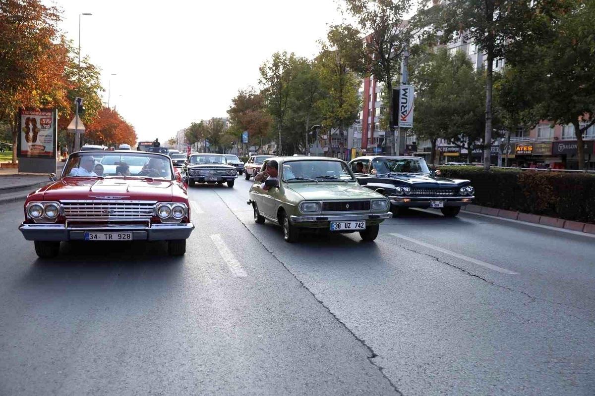 Melikgazi Belediyesi ve Erciyes Klasik Otomobilciler Derneği\'nin Ortaklaşa Düzenlediği Klasik Otomobil Buluşması