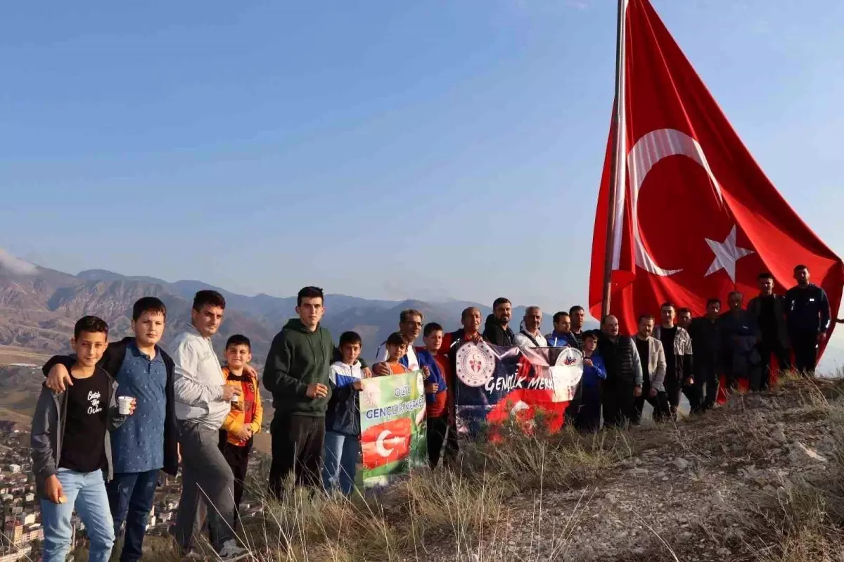 Erzurum\'un Oltu ilçesinde 30 Ağustos Zafer Bayramı etkinlikleri kapsamında Sitare Dağı\'na tırmanıldı