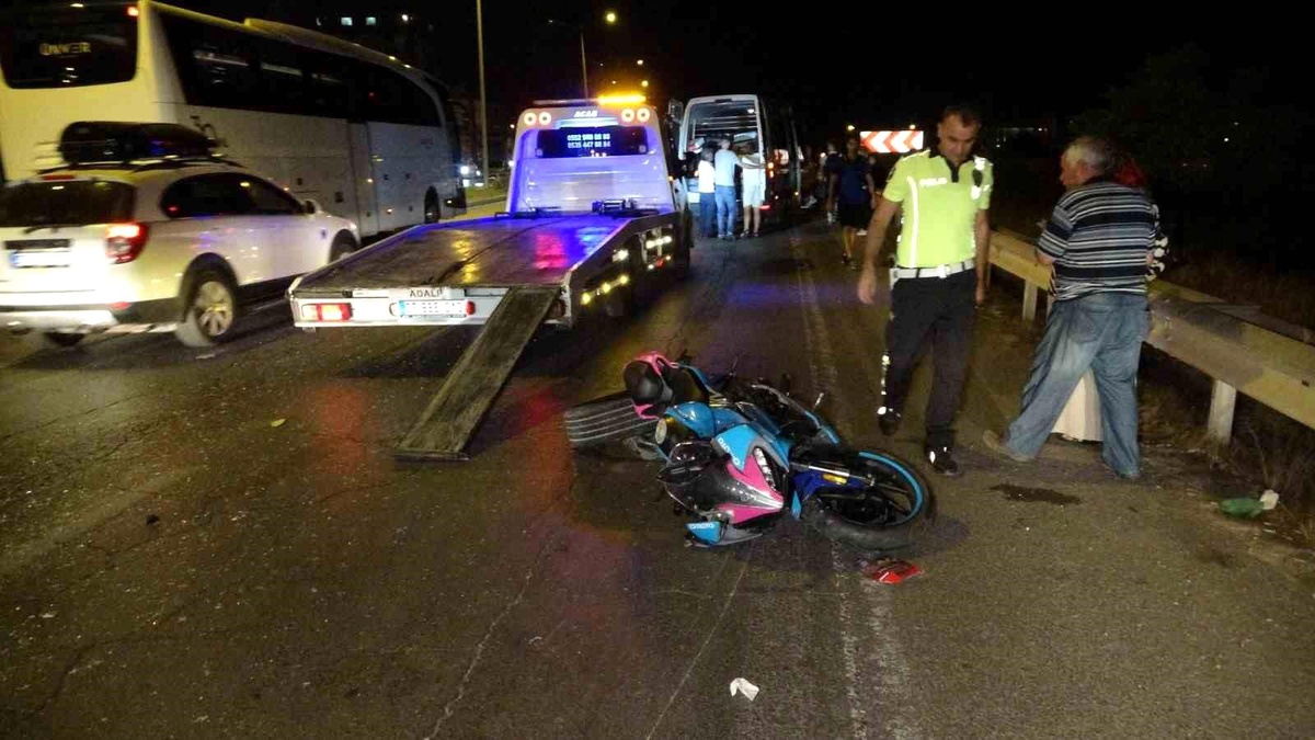 Manavgat\'ta hafif ticari araca arkadan çarpan motosiklette 2 kişi yaralandı