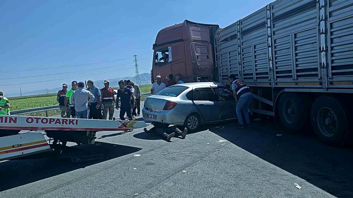 Muş\'ta \'U\' dönüşü yapan tıra çarpan otomobilde 1 kişi hayatını kaybetti, 5 kişi yaralandı