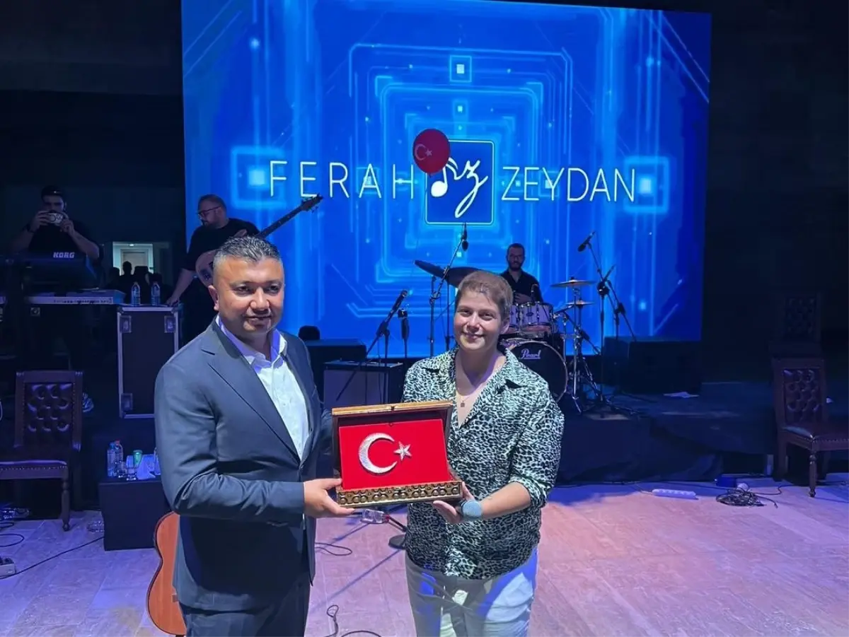 Depremzedeler İçin Düzenlenen Konserde Ferah Zeydan Sahnedeyken Düştü