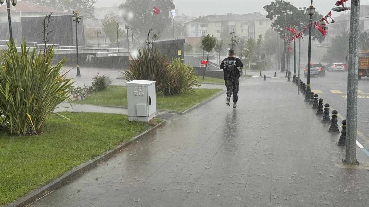 Tekirdağ\'da Sağanak Hayatı Olumsuz Etkiledi