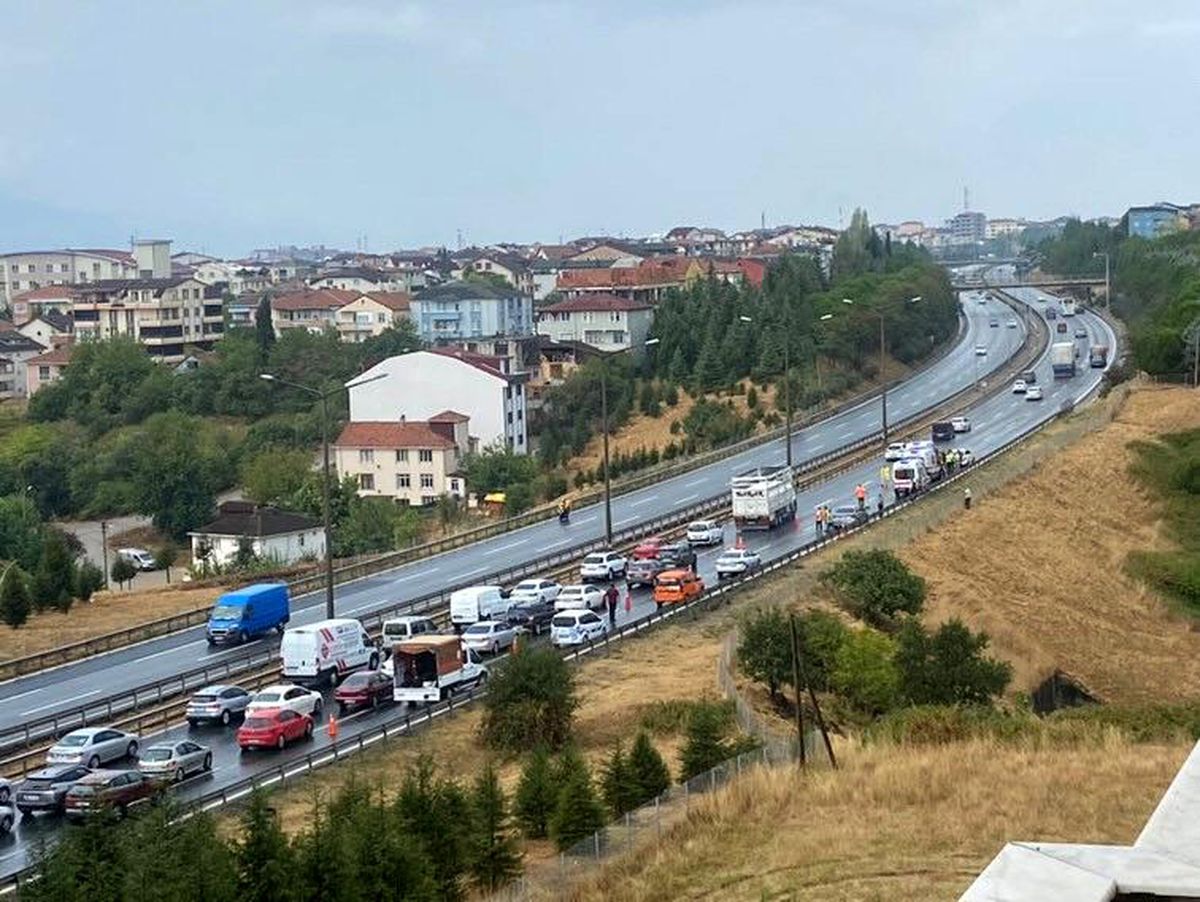 TEM Otoyolu Derince Geçişinde Meydana Gelen Kazada 8 Kişi Yaralandı