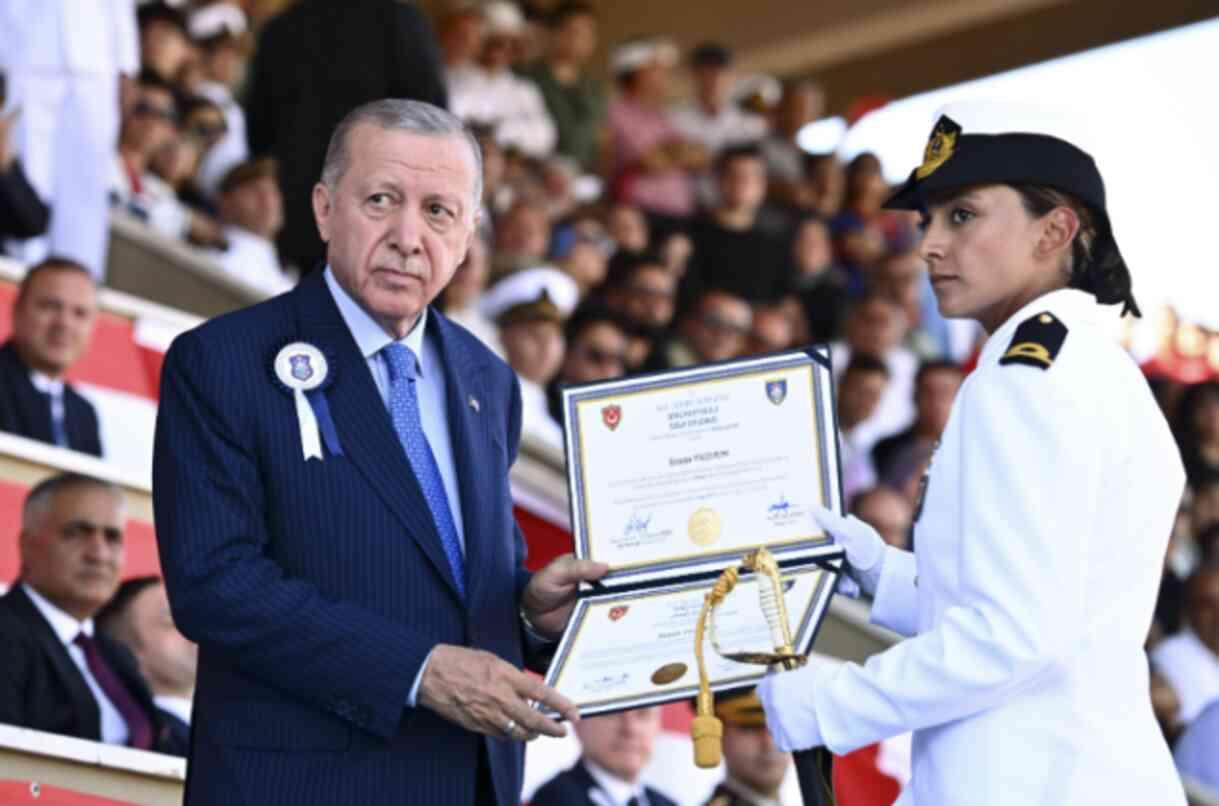 Tsk Tarihinde Bir Ilk! Kara, Deniz Ve Hava Harp Okulları'nı 3 Kadın Teğmen Birincilikle Bitirdi