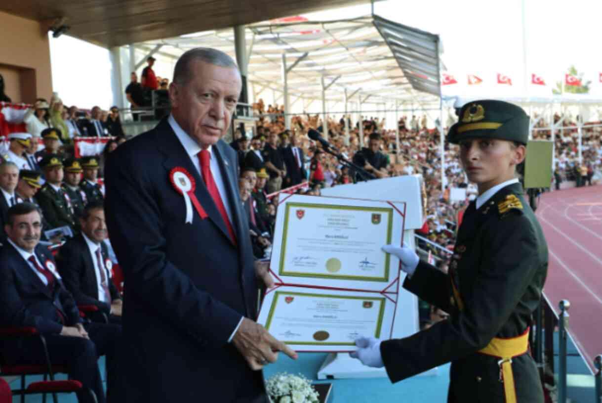 Tsk Tarihinde Bir Ilk! Kara, Deniz Ve Hava Harp Okulları'nı 3 Kadın Teğmen Birincilikle Bitirdi