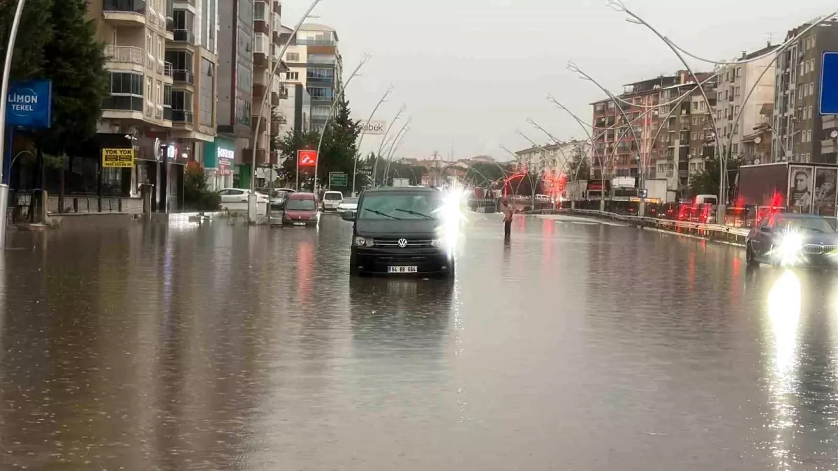 Uşak\'ta Sağanak Yağış Sonrası Yollar Göle Döndü