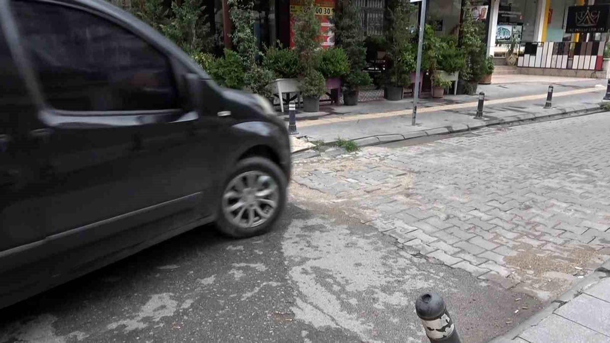 Vatandaşlar Kendi İmkânlarıyla Yolu Tamir Etti