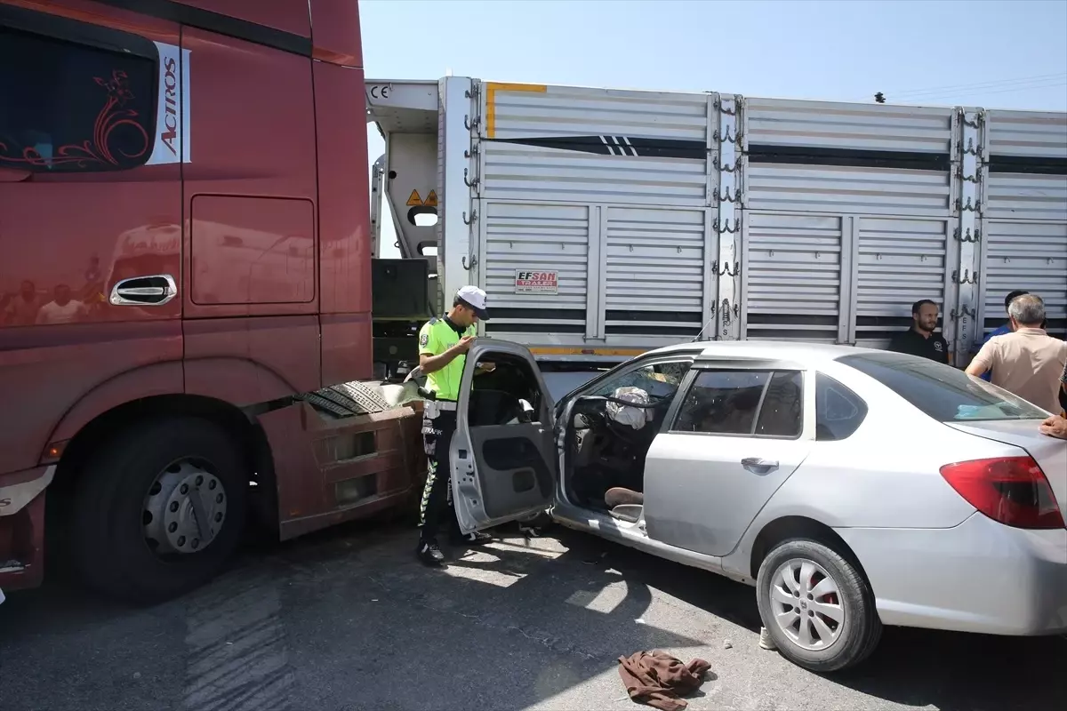 Muş\'ta Tıra Çarpan Otomobilde 1 Kişi Hayatını Kaybetti, 5 Kişi Yaralandı