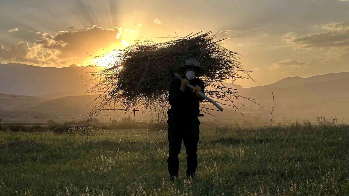 Hakkari\'nin Yüksekova ilçesinde çiftçiler kış hazırlığına başladı