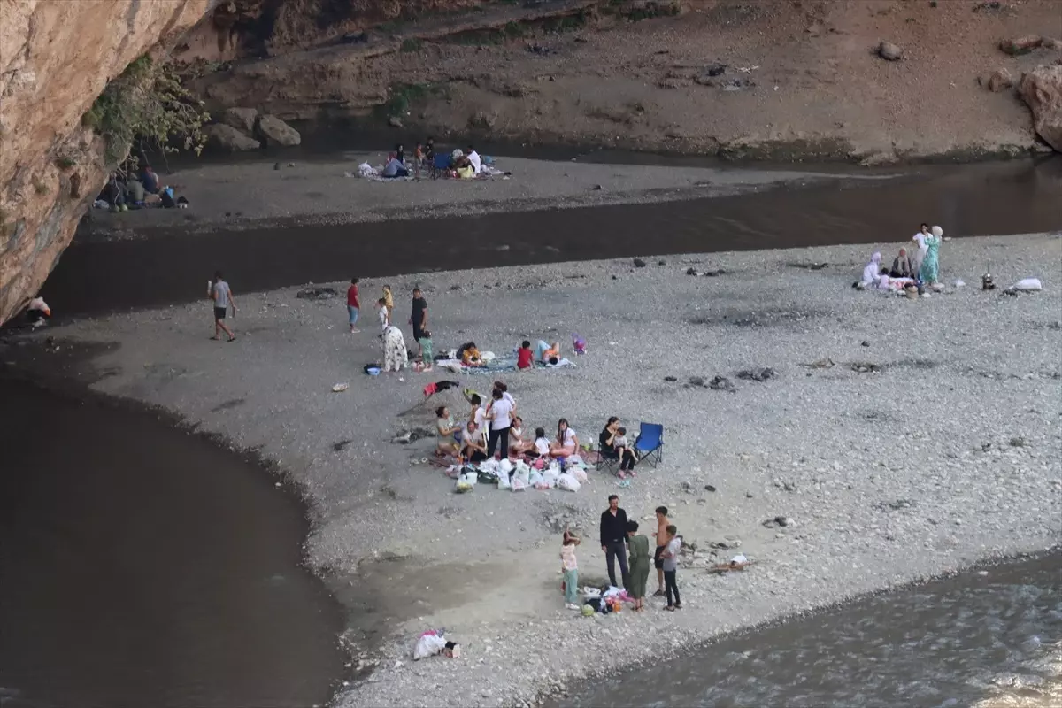 Adıyaman\'da Sıcak Havalar Vatandaşları Suya Yönlendiriyor