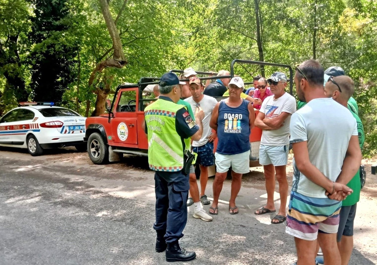 Alanya\'da Safari Araçlarına Yönelik Denetimlerde 409 Sürücüye Cezai İşlem Uygulandı