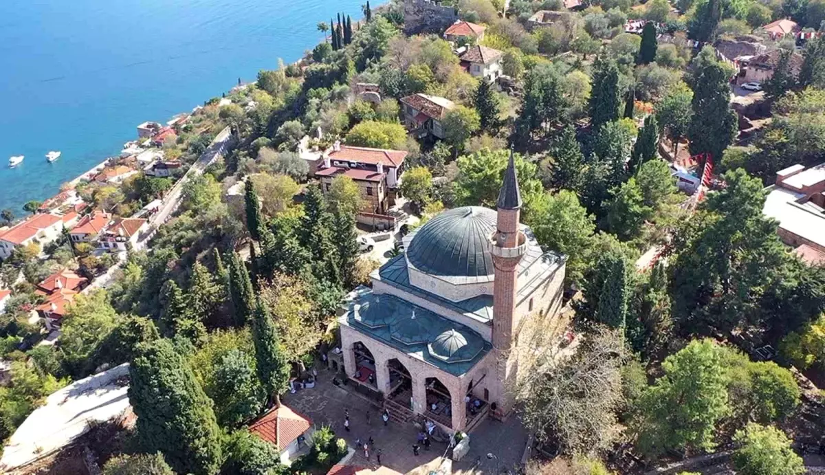 Alanya\'nın Tarihi Süleymaniye Camii Turistlerin Gözdesi