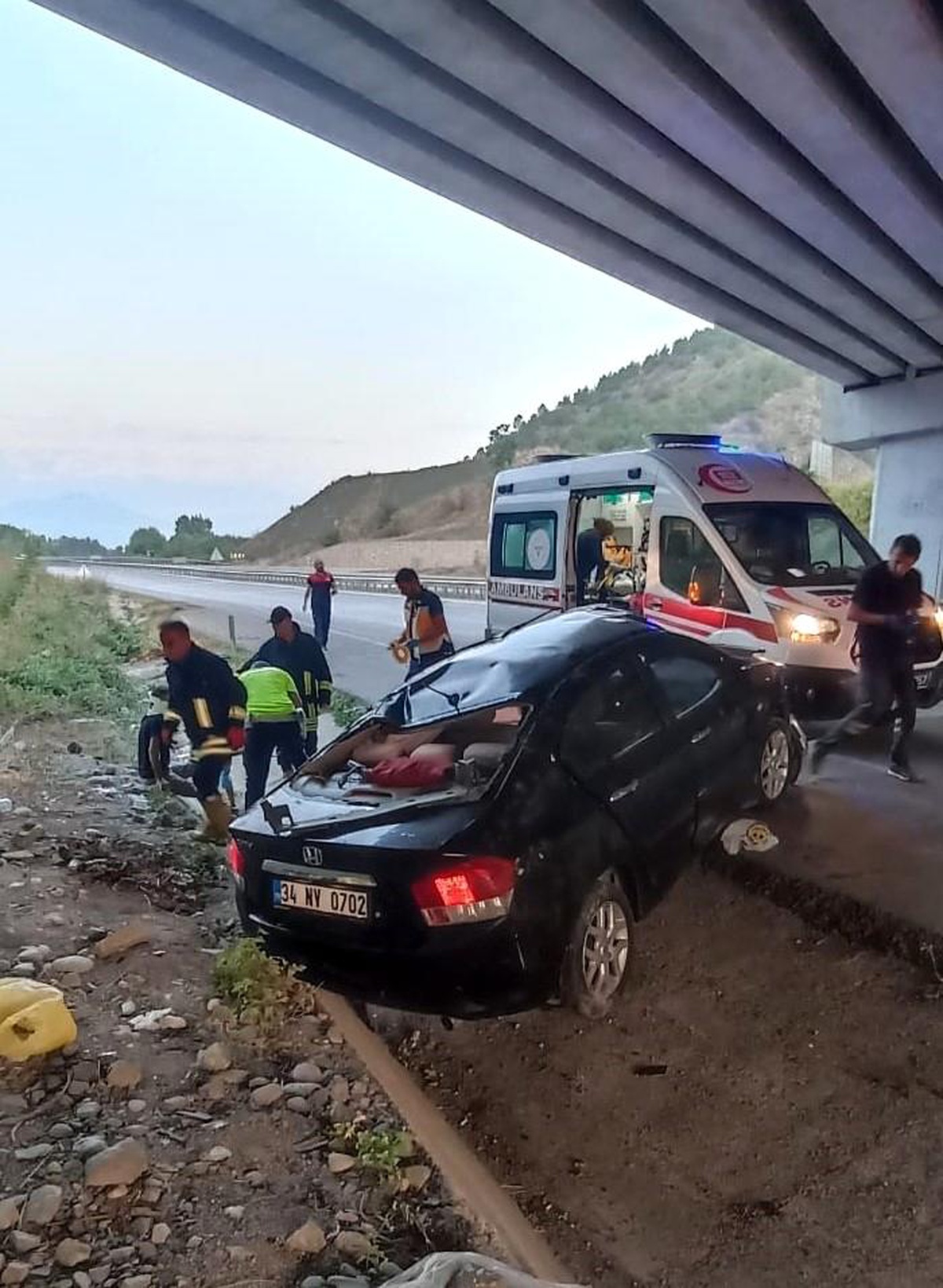 Amasya\'da Kontrolden Çıkan Araç Takla Attı: 3 Yaralı