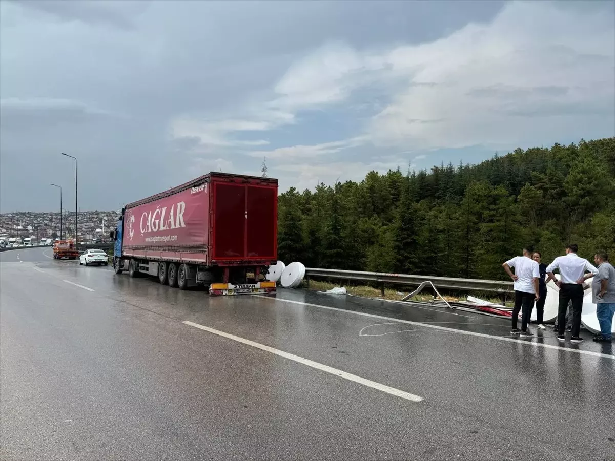 Anadolu Otoyolu\'nda Zincirleme Kaza: 3 Yaralı, Ulaşım Kapandı