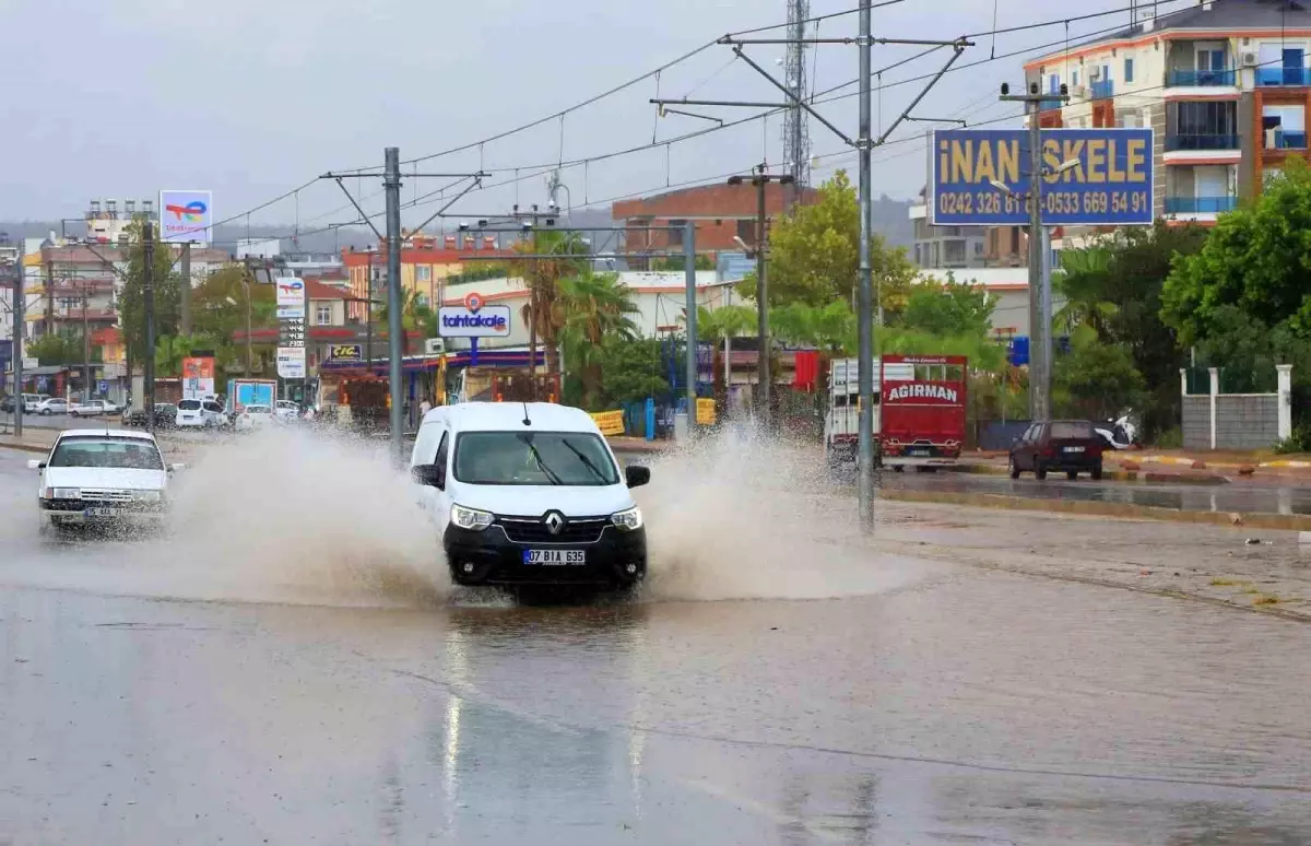 Antalya\'da İki Mevsim Bir Arada: Şiddetli Yağmur ve Güneşli Hava