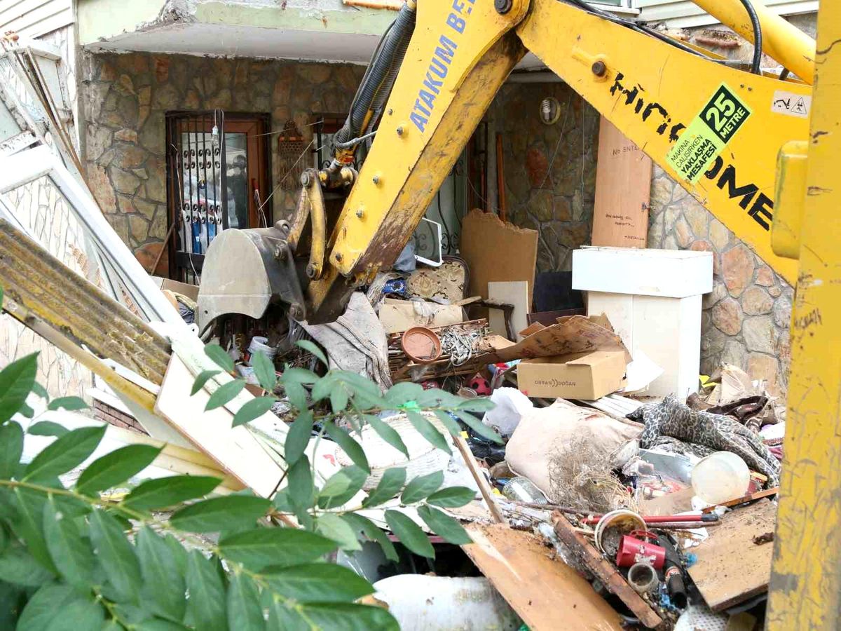 Atakum Belediyesi, Yenimahalle\'de Ruhsatsız Depoyu Yıktı