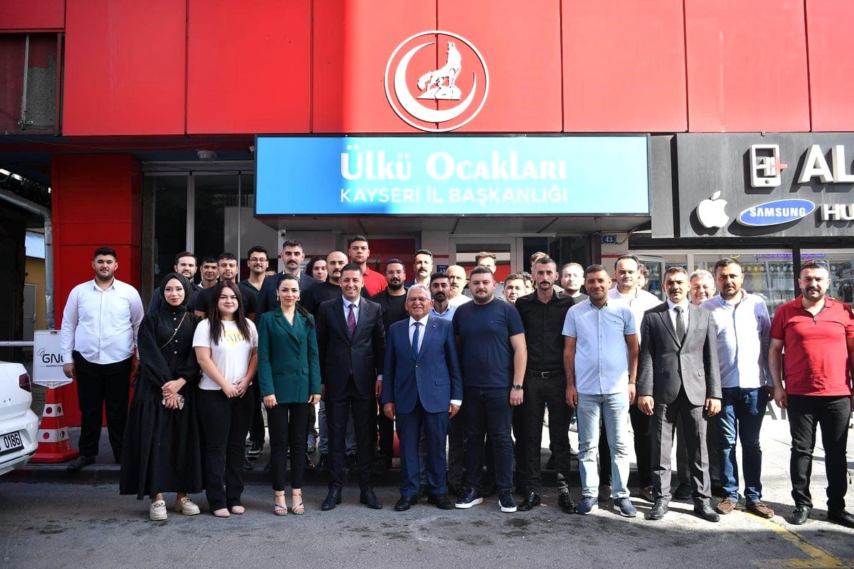 Başkan Büyükkılıç, Ülkü Ocakları Kayseri İl Başkanlığı\'nı ziyaret etti