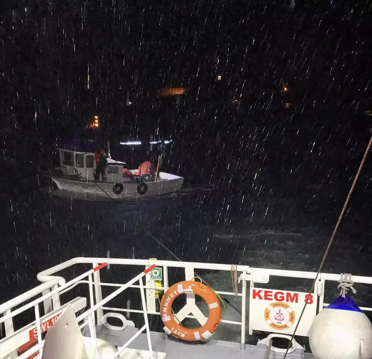 Beykoz Riva açıklarında makine arızası nedeniyle sürüklenen tekne kurtarıldı