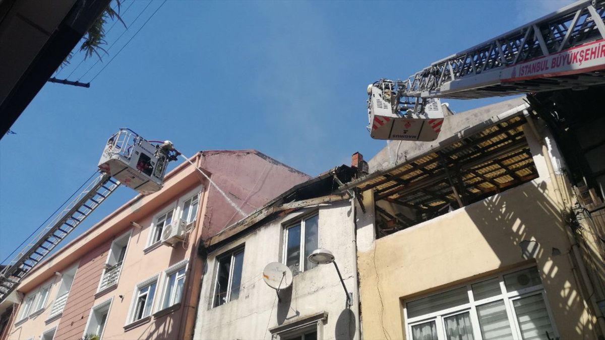 Beyoğlu\'nda Çatı Katında Yangın: Anne ve 3 Çocuğu Kurtarıldı