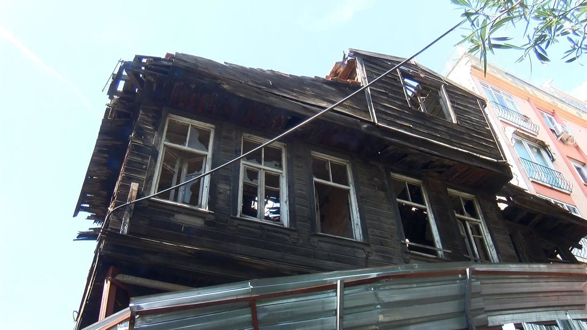 Beyoğlu\'nda 5 katlı binanın çatısında yangın-1