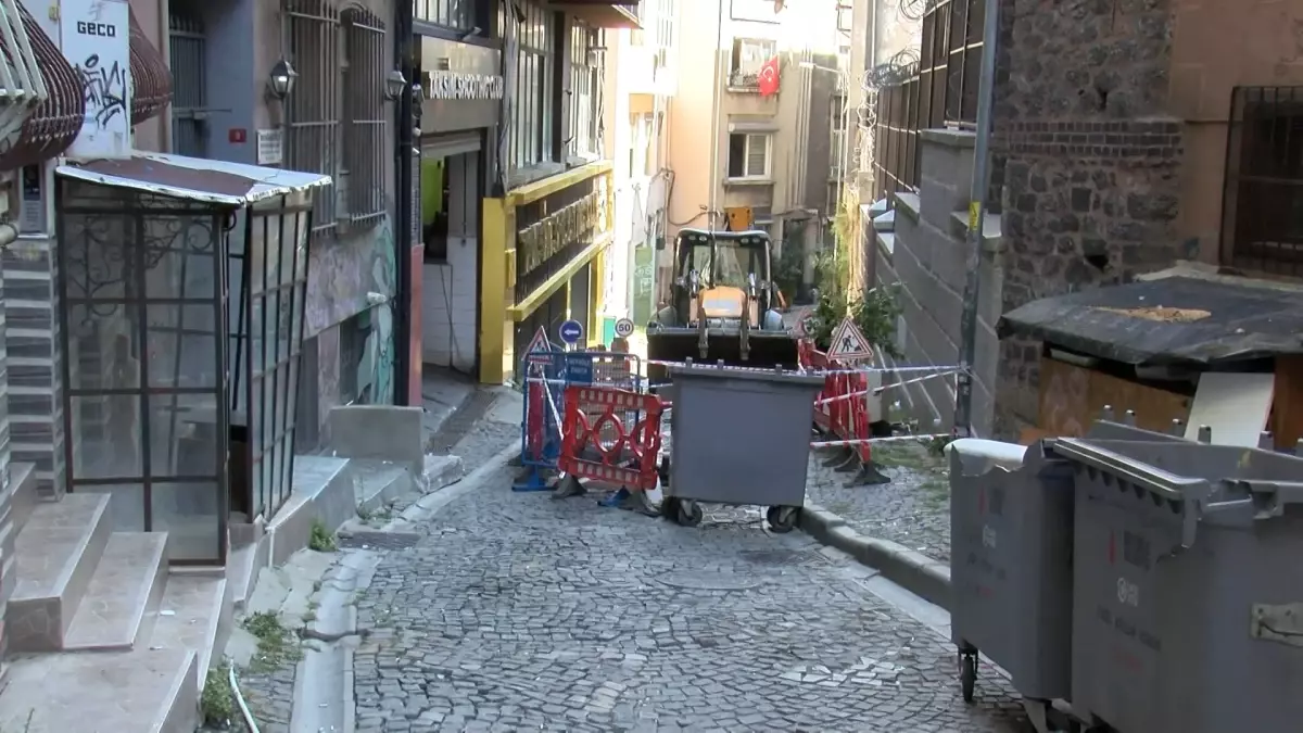 Beyoğlu\'nda Yol Çöktü: Araç ve Yaya Trafigine Kapatıldı