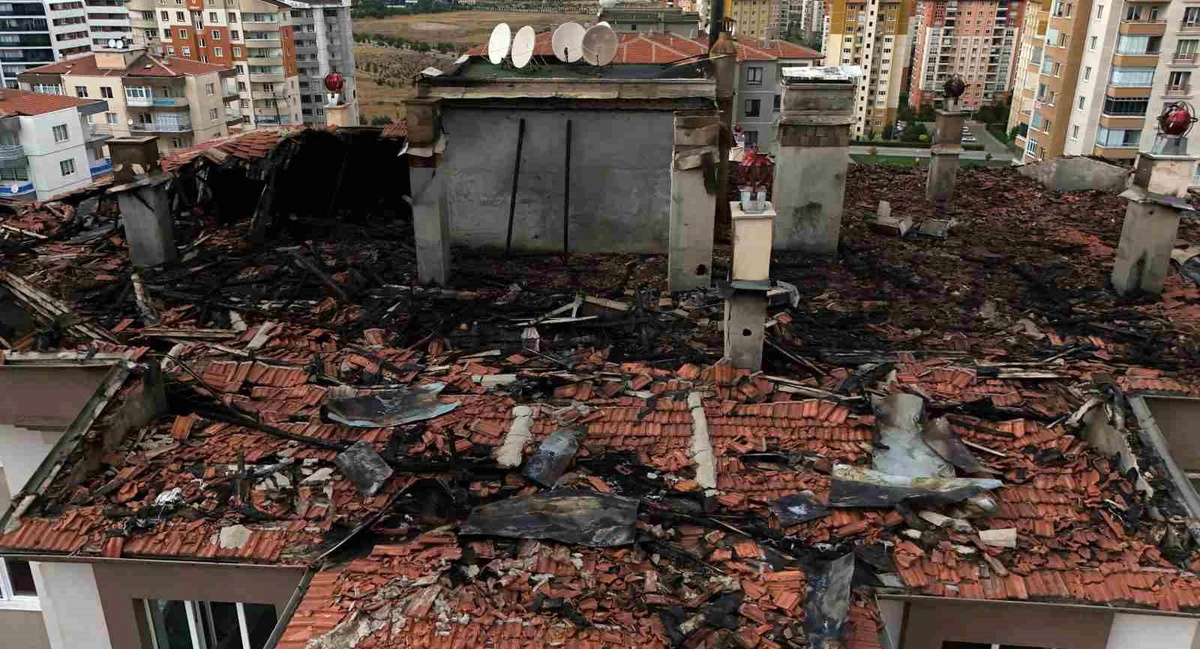 Kayseri\'de 10 Katlı Binanın Çatısında Yangın: Maddi Hasar Büyük