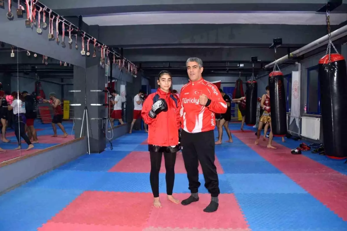 Özlem Melek Korkmaz Kick Boks Gençler Dünya Şampiyonası\'nda Altın Madalya Kazandı