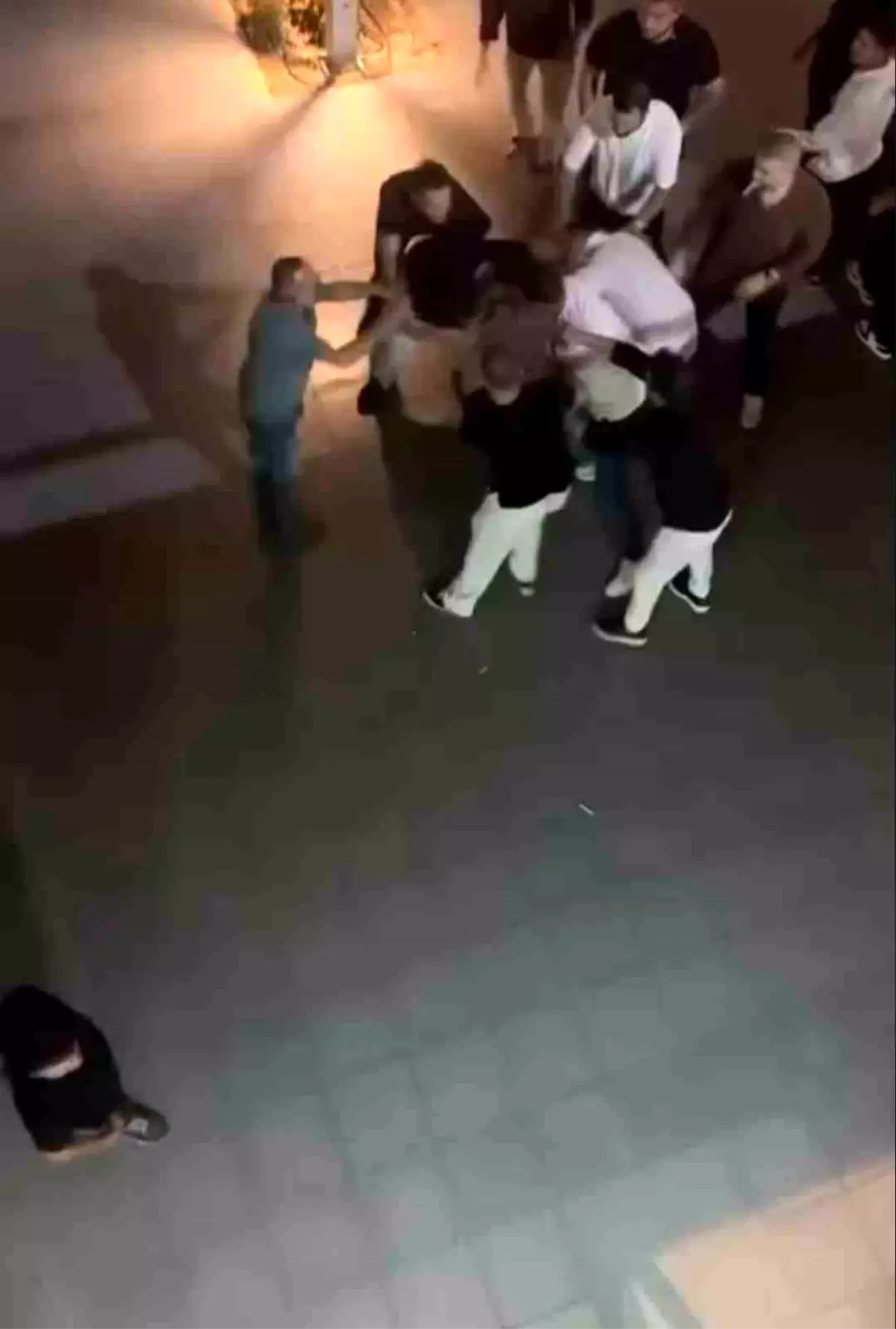 Bursa\'da Eğlence Merkezinde Kavga: Tekmeler ve Yumruklar Havada Uçuştu