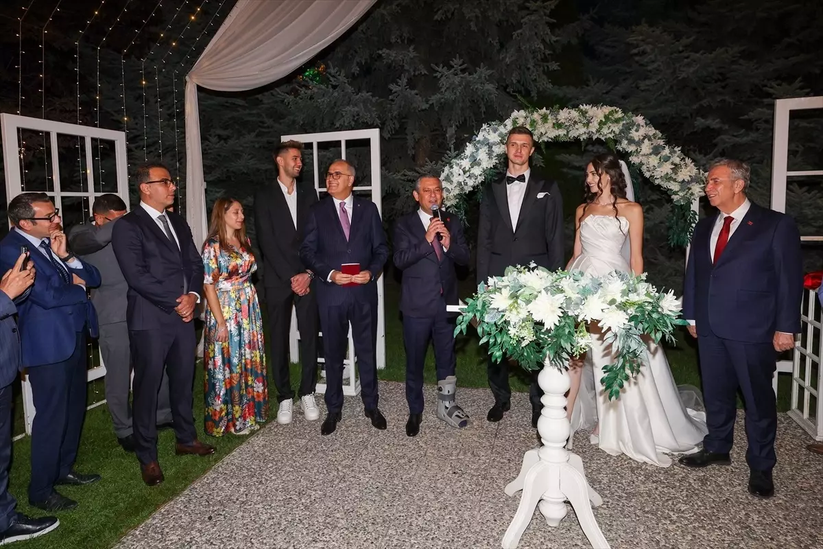 CHP Genel Başkanı Özgür Özel, İrem Yaman ve Mert Matic\'in nikah şahitliğini yaptı