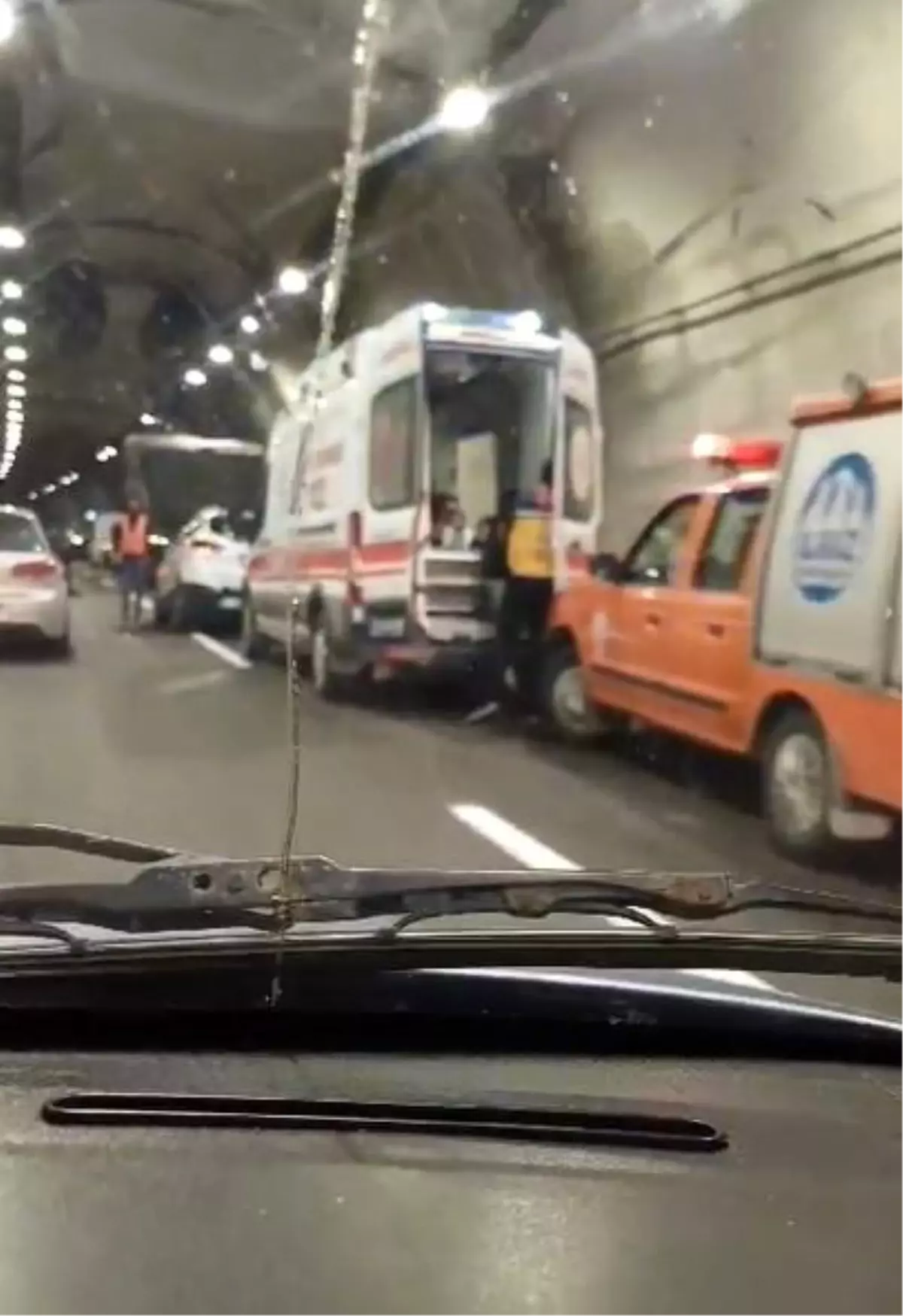 Ilgaz 15 Temmuz İstiklal Tüneli\'nde Cip Kamyonla Çarpıştı: 4 Yaralı